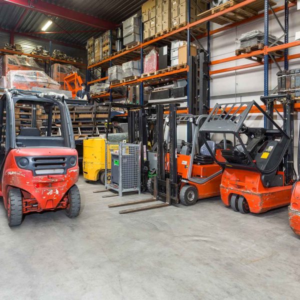 55130-forklift-machinery-in-a-row-in-warehouse-AVHHCUA.jpg